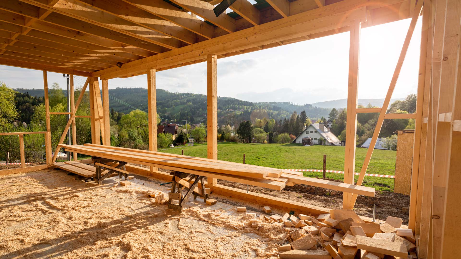 Ein im Aufbau befindlicher Bau aus Holz im ländlichen Gebiet