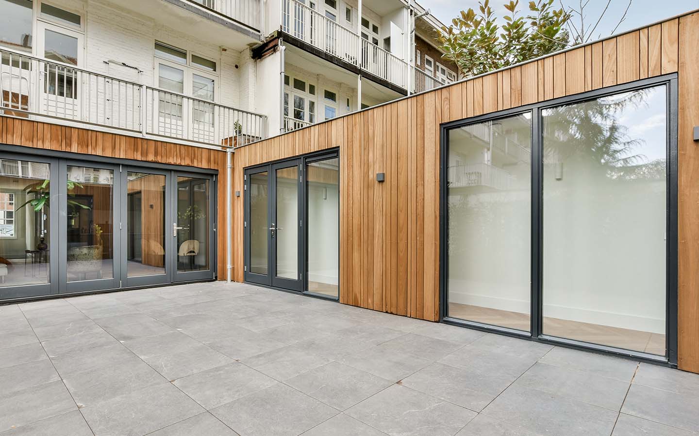 Erweiterungsbau aus Holz an einem bestehenden Haus – sichtbare Holzelemente und Baufortschritt