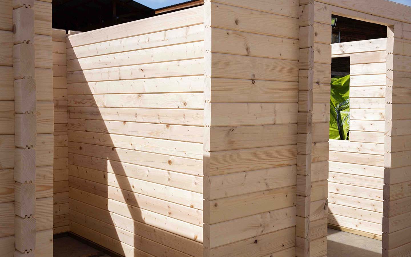Bild von den Leistungen, abgebildet eine Holzwand