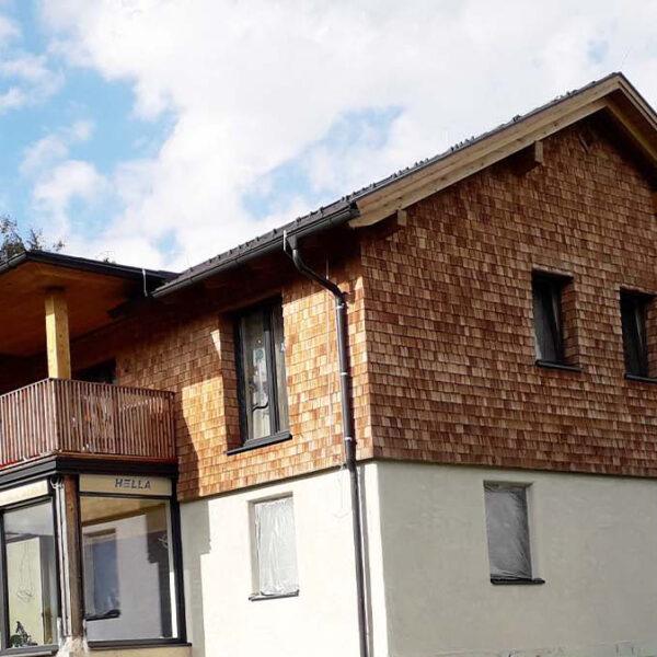 Fassade aus Holz eines Einfamilienhauses von Holzbau Zechner durchgeführt
