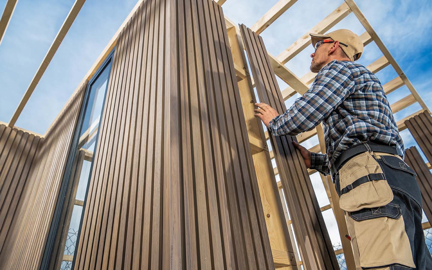 Anbringung einer Holzfassade an einem Gebäude, Holzbau Zechner Rupert, Fassaden