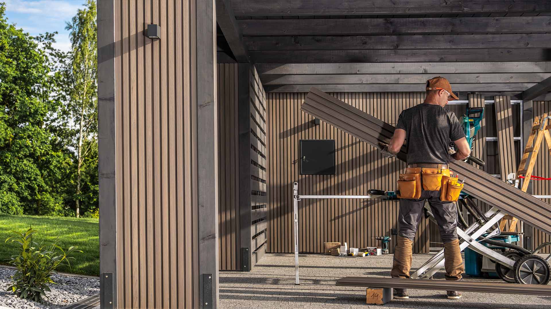 Holzbau Zechner, Holzfassade Anbringung an Gebäude, Slider